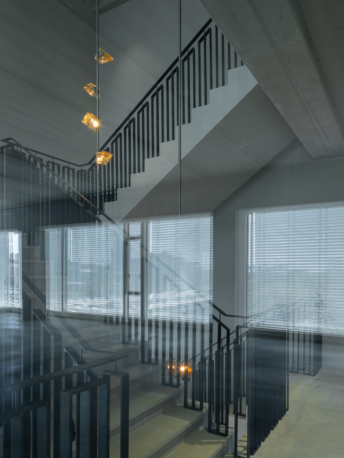 Fotografie in opdracht van een lichtinstallatie ontwerp in nieuwbouw architectuur, met de nadruk op ruimte, objecten en belichting.
